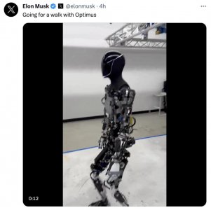 ​马斯克发布“擎天柱”人形机器人行走视频