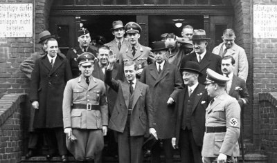 ​英国媒体曝光爱德华八世二战前访德时疑做纳粹敬礼手势的照片