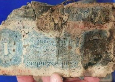 ​英国布赖顿建筑工人施工时意外掘出天价二战时期纸币