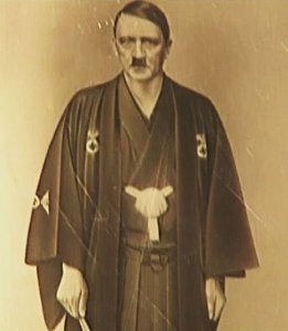 ​希特勒身穿宽松和服的罕见照片曝光